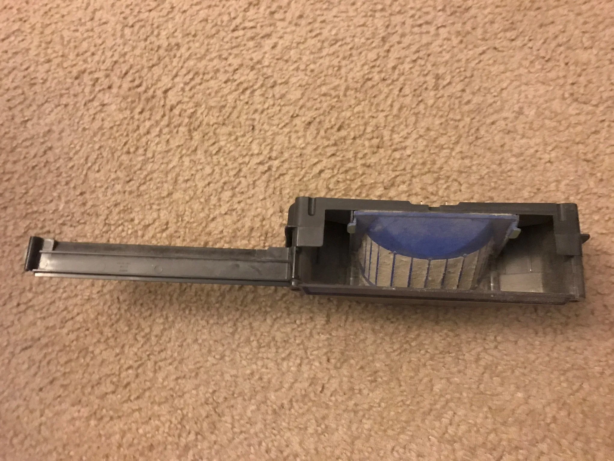 Emptying the iRobot Roomba 690 dust tray or bin